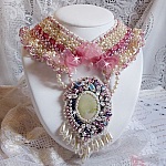 Plastron D&eacute;tente brod&eacute; avec des perles nacr&eacute;es tout en harmonie avec d'autres perles de qualit&eacute;